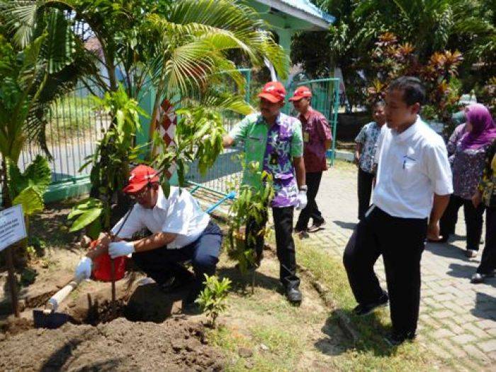 Antisipasi Panas Global,  PT Pertamina Gas Serahkan Ribuan Pohon  