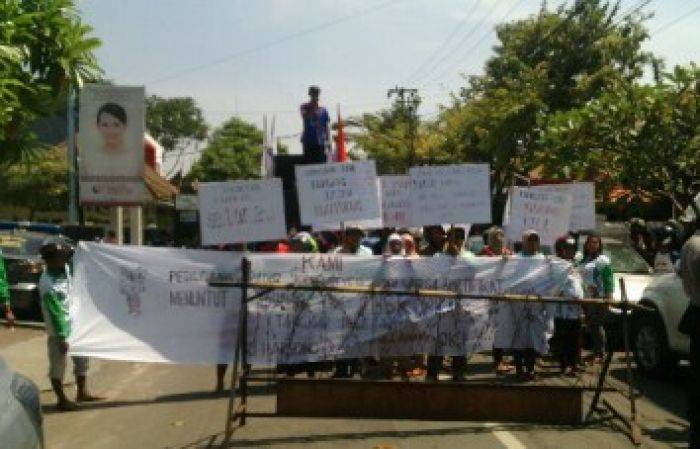 Pedagang dan Buruh Demo di PN Sidoarjo, Puskopkar Jatim Tak Hadir di Sidang Perdana Sengketa Fasum