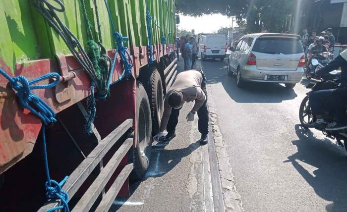 Gagal Nyalip, Remaja dari Surabaya Tewas Terlindas Truk di Jombang