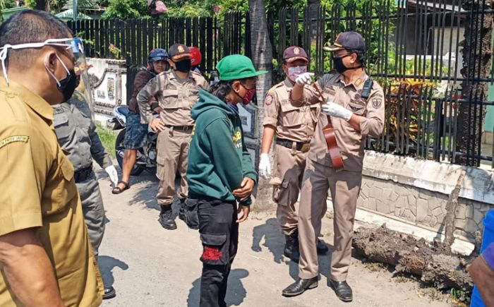 Putus Mata Rantai Penyebaran Covid-19, Petugas Gabungan di Kediri Razia Anjal dan Gepeng