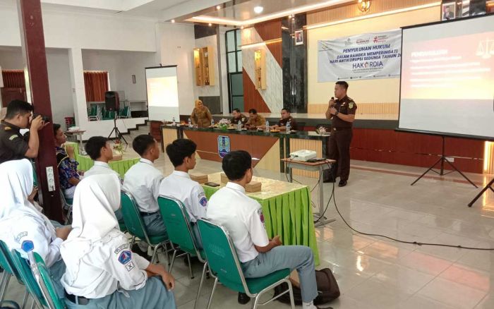 Peringati Hakordia, Kejari Tuban Gelar Sosialisasi Penyuluhan Hukum Diikuti Ratusan Pelajar