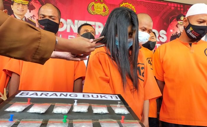 Wanita Cantik Jadi Pengedar Narkoba, Dibekuk Polisi Bawa 500 Butir Pil Koplo