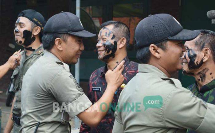 Ritual Terima Pegawai Baru di Satpol PP Tulungagung: Wajah Dicoreti Arang, Dimandikan Kembang