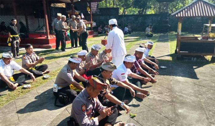 Bakti Religi, Polda Jatim dan Polres Nganjuk Sembahyang Bareng di Pura Kertabuana Giri Wilis