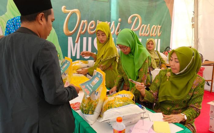 Meriahkan Puncak Satu Abad NU, Muslimat dan Pemprov Jatim Gelar Operasi Beras Murah