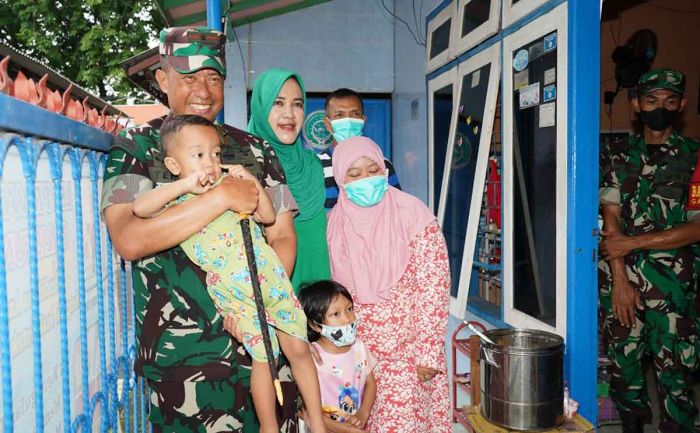 Danrem 084/BJ dan Ketua Persit KCK Koorcab Rem 084 Kunjungi Anak Stunting di Jambangan Surabaya