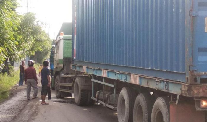 Truk Tabrak Truk di Raya Kletek Sidoarjo, Kaki Sopir Hancur