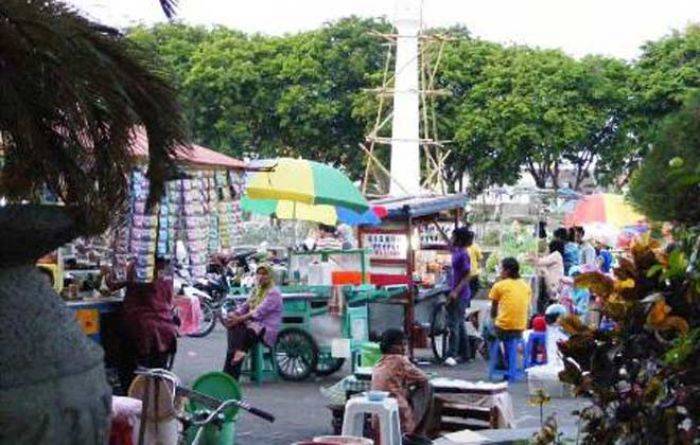 Menengok Nasib PKL Gresik (2), Bebas Jualan di Alun-alun Jika Bayar Retribusi