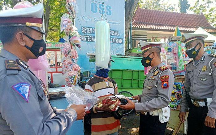 PPKM Darurat, Satlantas Polres Probolinggo Kota Peduli PKL