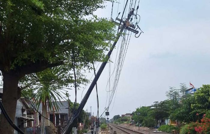 Pintu Perlintasan KA Rusak Akibat Tersangkut Atap Truk, PT KAI Tuntut Ganti Rugi