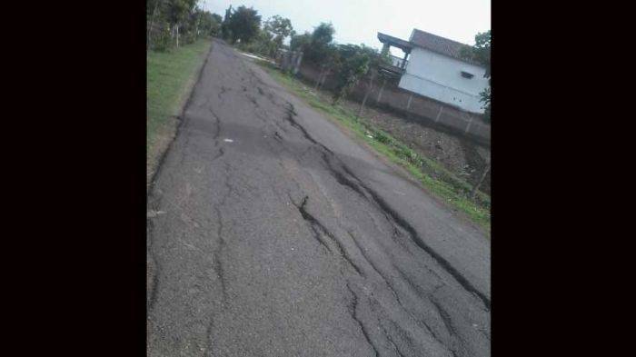 Jalan Ambles, UPTD PU Senori Diminta segara Lakukan Pembenahan