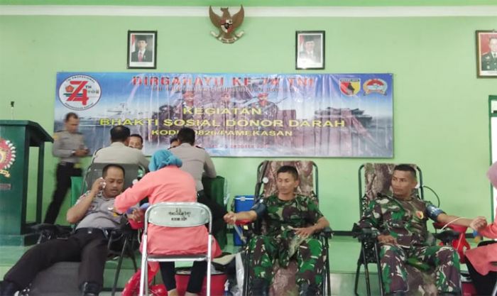 Peringati HUT TNI ke-74, Anggota TNI-Polri Gelar Donor Darah