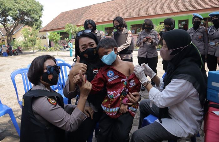 Antisipasi Omicron, Polwan Polres Mojokerto Gelar Pamor Keris