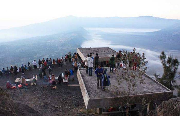 Aroma Belerang Menyengat, Wisatawan Dilarang Dekati Kawah Bromo