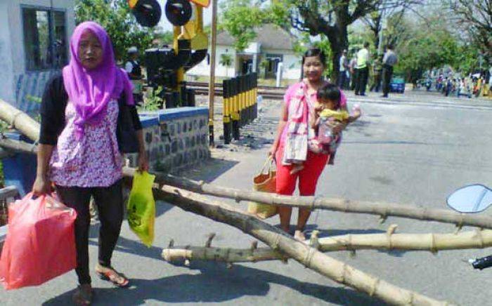 Protes Banyak Pengendara Kecelakaan, Warga Sukomoro Nganjuk Demo Perbaikan Rel KA