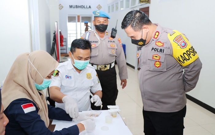 Cegah Penggunaan Narkoba, Kapolres Gresik Ajak Anggota Tes Urine