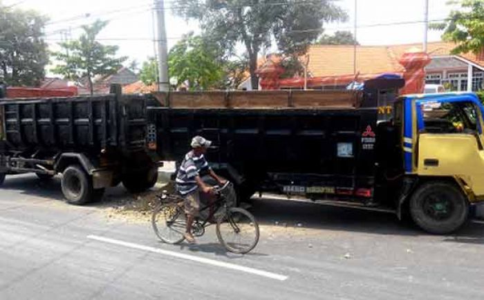 Dump Truk Muat Hasil Tambang Seruduk Kontainer di Jalan PB Soedirman Situbondo