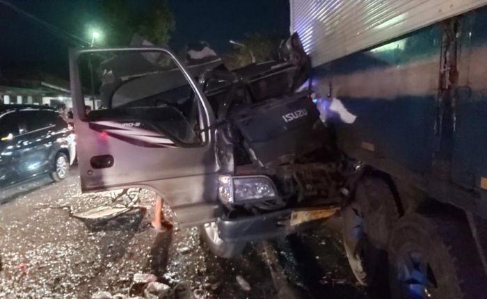 Micro Bus Berpenumpang Karyawan Bank Tabrak Truk Tronton Parkir di Pamekasan, Satu Tewas