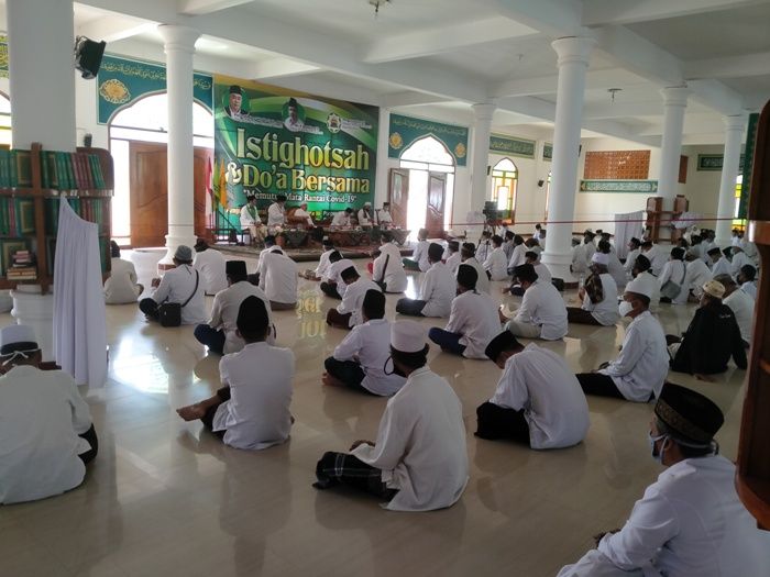 ​Istighatsah Bersama 1.750 Takmir Masjid, Kiai Asep Kembali Bagikan Beras 100 Ton