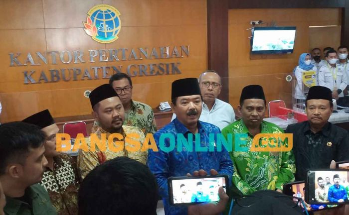 Menteri ATR/BPN Serahkan Sertifikat Tanah untuk PCNU dan PD Muhammadiyah Gresik