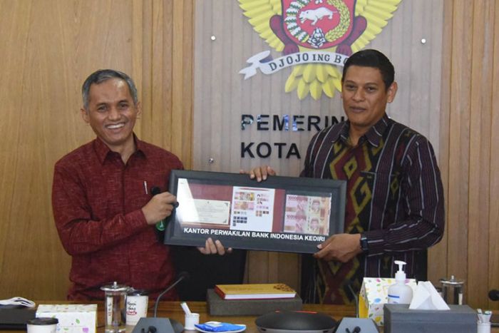 Peluncuran Uang Kertas Emisi 2022, Wali Kota Kediri Terima Uang Baru Berseri Tahun Kelahirannya