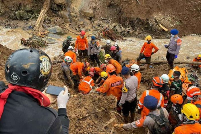 Guru TK Korban Longsor di Cianjur Ditemukan dalam Posisi Berpelukan Dengan Anak