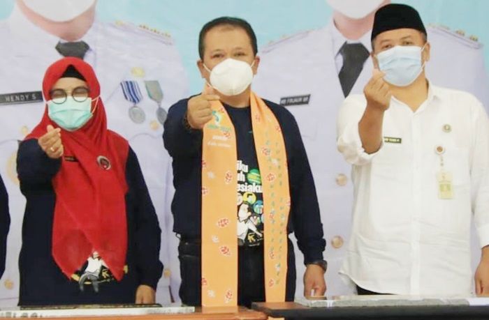 Hadiri Peringatan HKN, Bupati Hendy Bersama Wabup Gus Firjaun Imbau Masyarakat Ikut Vaksinasi