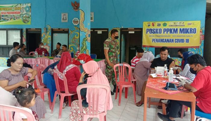 Dukung Percepatan Vaksinasi, Babinsa Koramil 0826-04 Galis Pamekasan Beri Pendampingan