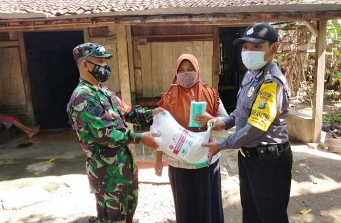 Babinsa dan Bhabinkamtibmas Widodaren Ngawi Salurkan Bantuan Sembako ke Warga