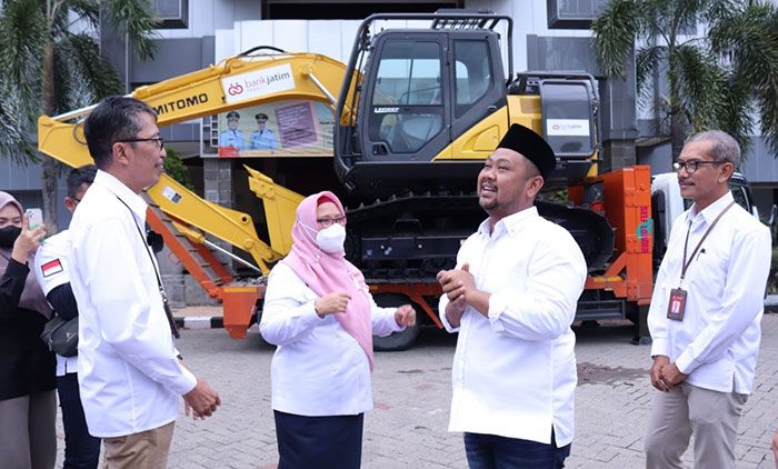 Pemkab Gresik Terima CSR Ekskavator dari Bank Jatim untuk Perawatan Kali Lamong