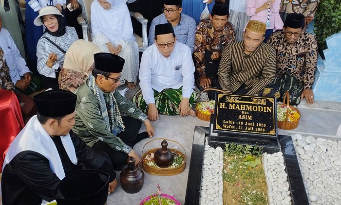 Cawapres Mahfud MD Ziarah ke Makam Sang Ayah di Pamekasan