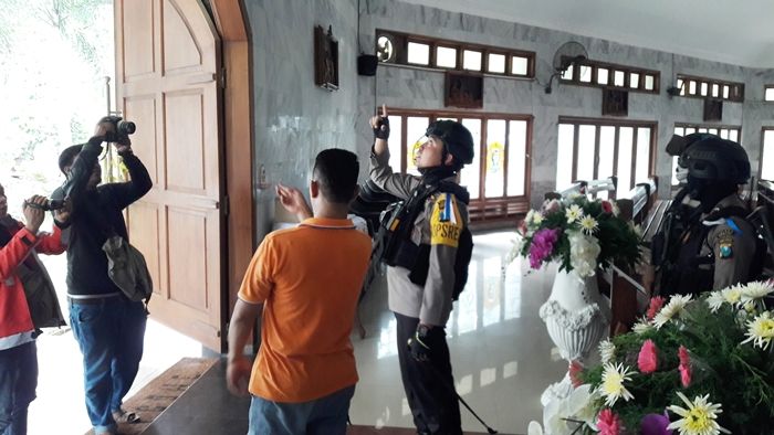 Jelang Misa, Kapolres Gresik Cek CCTV Gereja