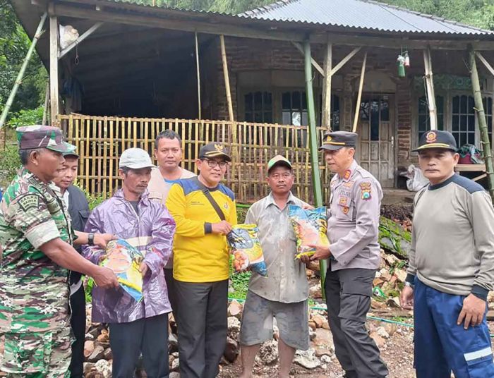 Hujan Deras, 8 Rumah Warga Sangkapura Bawean Rusak Tertimpa Tanah Longsor