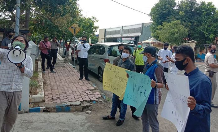 DPMPTSP Bangkalan Didemo Sejumlah Pemuda, Pertanyakan CSR dan Uang Donasi Toko Modern