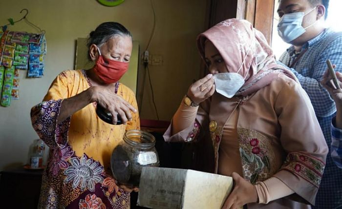 ​Sidak Cukai Ilegal, Ning Ita Temukan Suami-Istri Produksi Rokok Ilegal