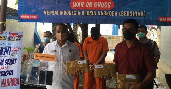 ​BNN Sidoarjo Uangkap Perdagangan Ganja 4 Kilogram