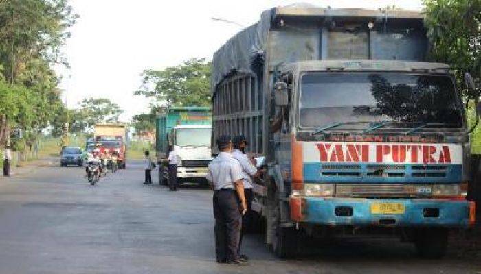 Truk Bermuatan Galian C di Gresik masih Langgar Aturan Jam Operasi