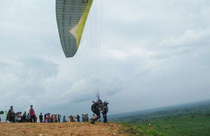 80 Atlet Paralayang Jatim Beraksi Taklukkan Bukit Glodagan di Kerek