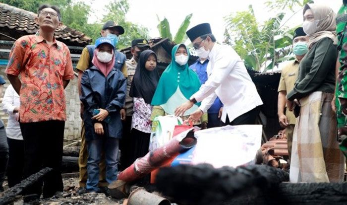 Bupati Pamekasan Beri Bantuan untuk Korban Kebakaran