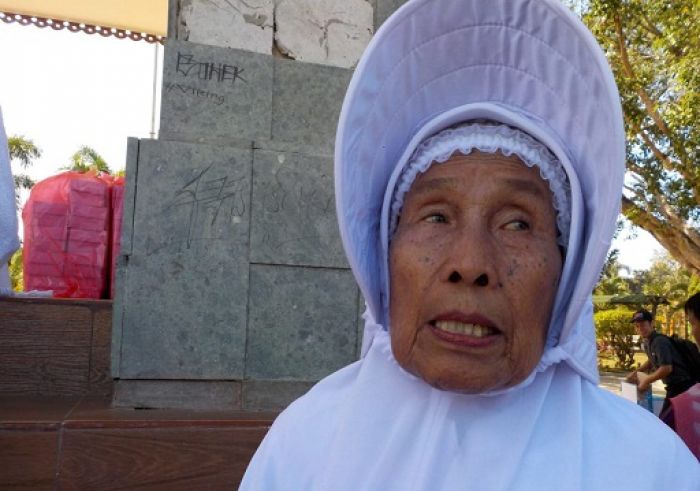 Usia Senja Tak Surutkan Niat Nenek Istiyah Pergi Berhaji