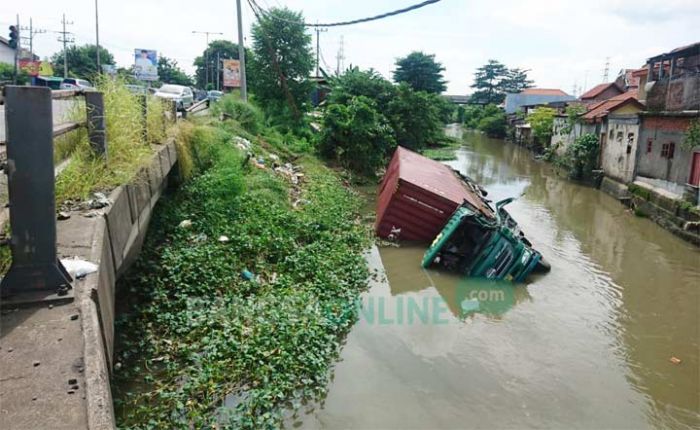 Truk Kontainer Muat Kayu Triplek Tercebur ke Sungai di Sidoarjo