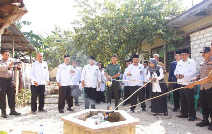 Kemenag Tuban Bakar Ribuan Buku Nikah