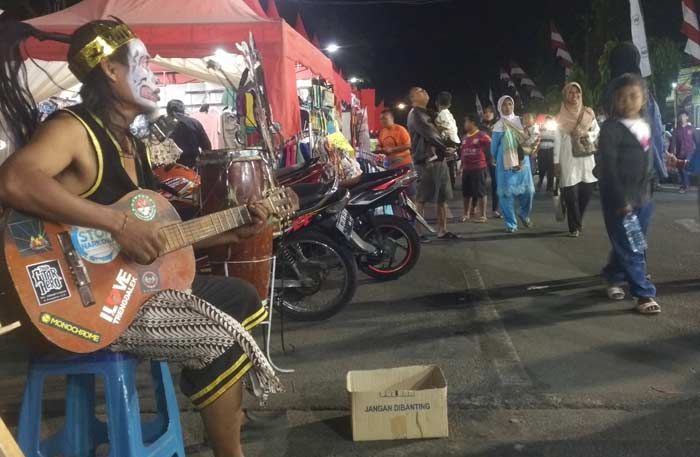 Pengamen Jalanan Hujan Rezeki dari Gelaran Pasar Rakyat Trenggalek