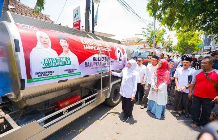 Khofifah dan Relawan Tapal Kuda Kirim Bantuan Air Bersih ke Warga Terdampak Kekeringan di Lumajang