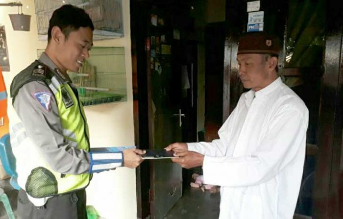 Blusukan ke Rumah Warga, Samsat Kota Pasuruan Antarkan BPKB yang Lama Tidak Diambil