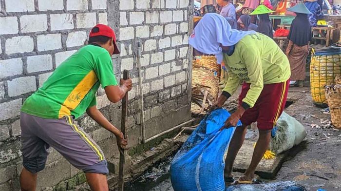 Atasi Bau Limbah Pasar Ikan, Perumda Pasar Lamongan Bersihkan Selokan