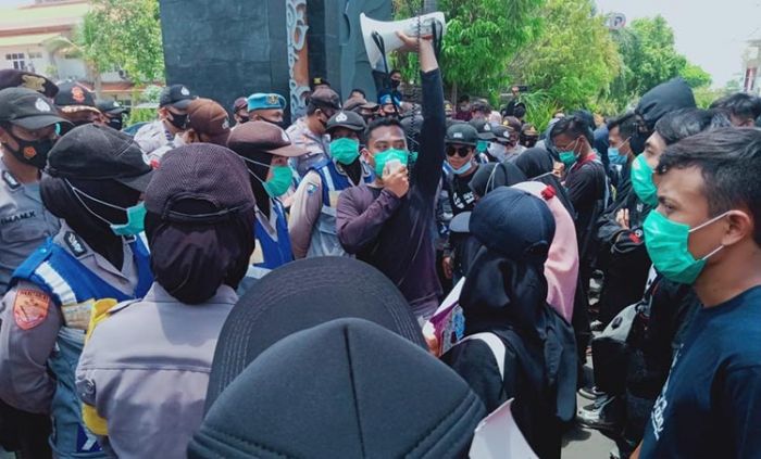 Demo Lagi, Mahasiswa Tak Percaya Pemkab Lamongan Sudah Kirim Penolakan UU Cipta Kerja​