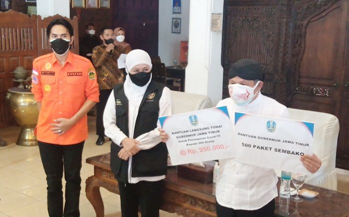 Bupati Madiun Dampingi Gubernur Khofifah Serahkan Bantuan ke Pekerja Seni