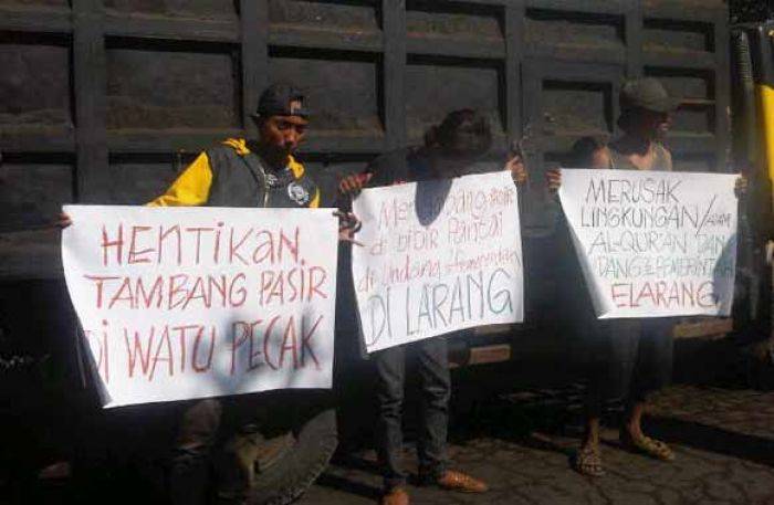 Penambang Ilegal Marak, Puluhan Warga Pasirian Lumajang Demo Hadang Truk Pasir