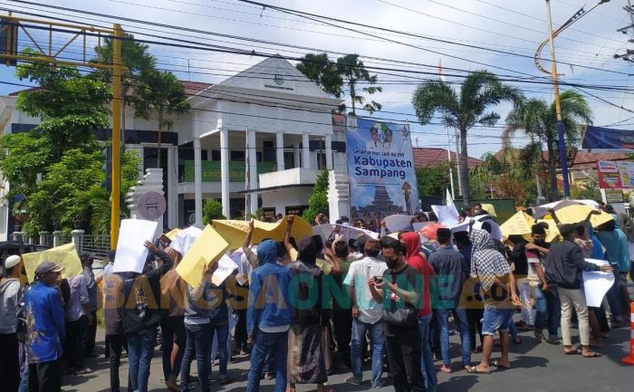 Kejari Sampang Didemo AMSB Pertanyakan Kasus Penyelewengan Bansos